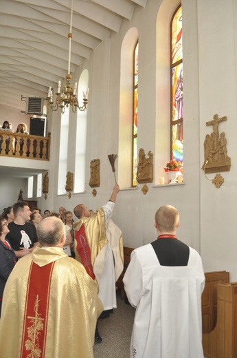 Poświęcenie witraża św. Faustyny w kościele w Nidku