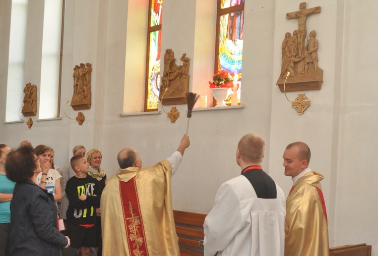 Poświęcenie witraża św. Faustyny w kościele w Nidku