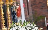 Przed ołtarzem w parafii NMP Królowej Polski stała figura Matki Bożej w koronie