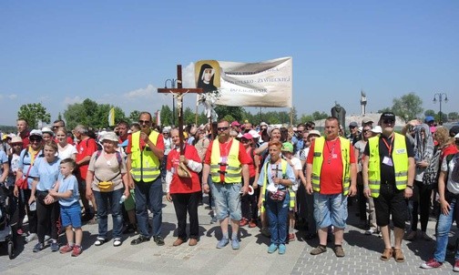 Pielgrzymi wchodzą do sanktuarium św. Jana Pawła II