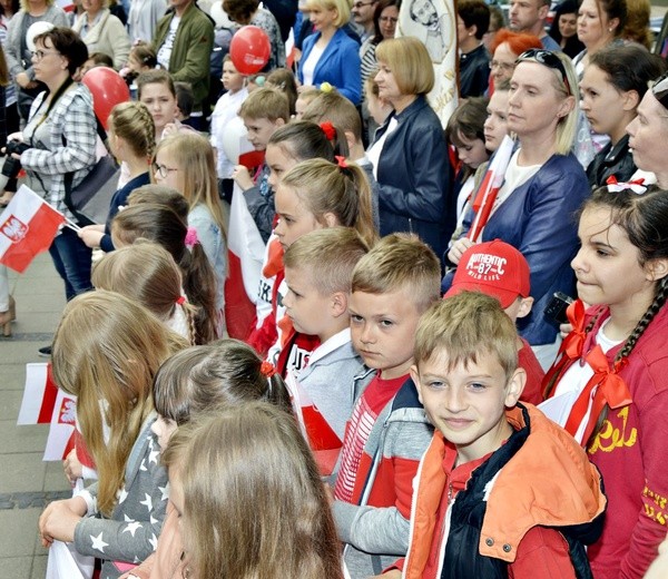 Narodowe barwy w rękach najmłodszych przed ratuszem w Płońsku