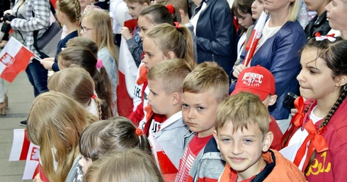 Narodowe barwy w rękach najmłodszych przed ratuszem w Płońsku