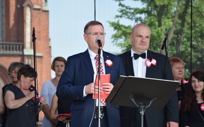 Koncert pieśni patriotycznych rozpoczął prezydent Żyrardowa Wojciech Jasiński