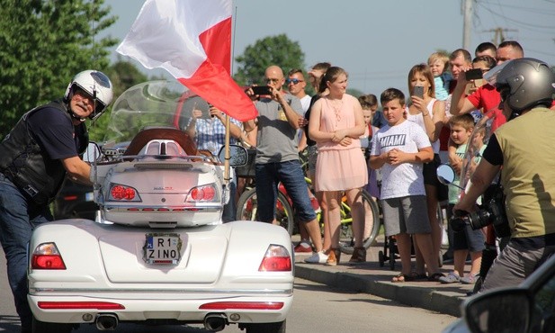 Z Bożym błogosławieństwem i rykiem klaksonów