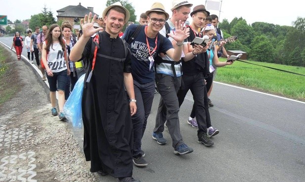 Klerycy na trasie trzeciego dnia - między Przytkowicami a Polanką Hallera