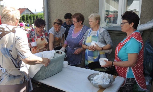 Tomickie gopspodynie od rana uwijały się przy 400 litrach żurku
