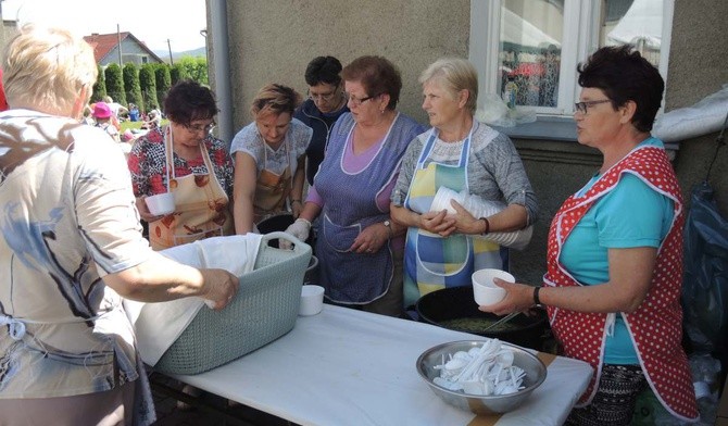 Tomickie gopspodynie od rana uwijały się przy 400 litrach żurku