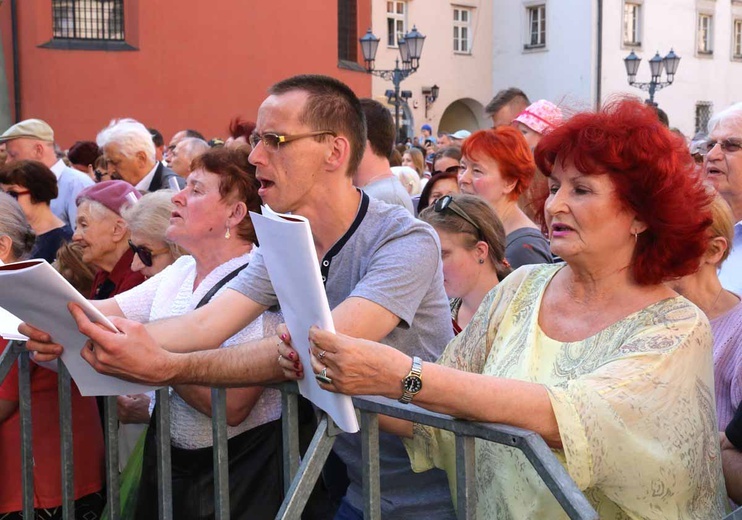 Rozdawali czapki krakowskie