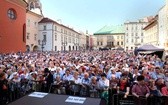 Rozdawali czapki krakowskie