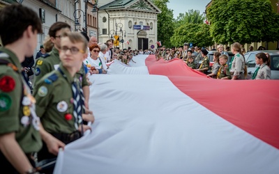 Akcję niesienia flagi przez miasto zainicjowali harcerze ZHP