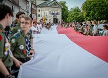 Akcję niesienia flagi przez miasto zainicjowali harcerze ZHP