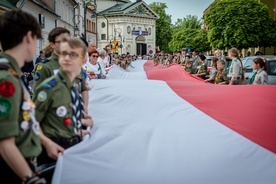 Akcję niesienia flagi przez miasto zainicjowali harcerze ZHP