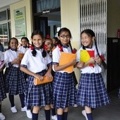 Nepal - szkoła katolicka, uczennice niekoniecznie
