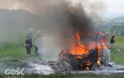 Symulacja pożaru samochodu przyciągnęła uwagę zebranych