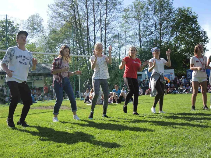 Tańce i odpoczynek na boisku w Wysokiej - 2018