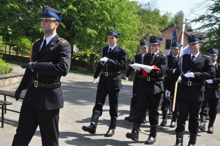 Defiladą do Groty Matki Bożej