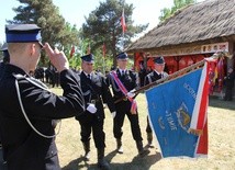 Poczet sztandarowy OSP w Tumie z przyznanym odznaczeniem