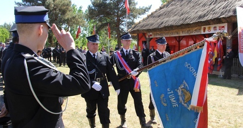 Poczet sztandarowy OSP w Tumie z przyznanym odznaczeniem