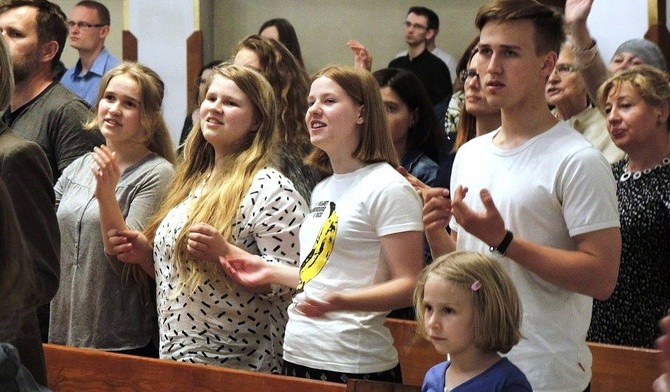 Młodzi na modlitwie w kościele św. Józefa na Złotych Łanach