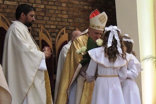 I Komunia Święta z bp. Piotrem Gregerem
