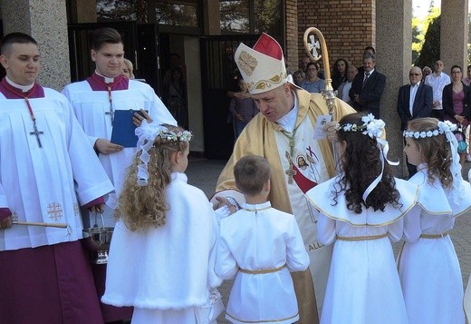 I Komunia Święta z bp. Piotrem Gregerem