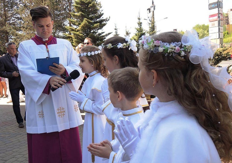 I Komunia Święta z bp. Piotrem Gregerem