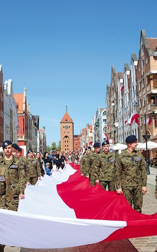 Mieszkańcy Elbląga 2 maja przeszli ulicami Starego Miasta z 50-metrową biało-czerwoną.