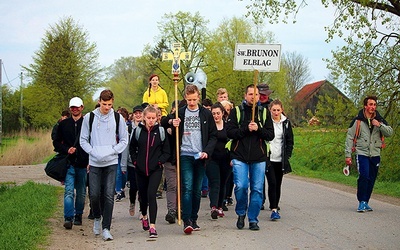 Pierwsi pielgrzymi do Świętego Gaju dotarli przed godz. 14.