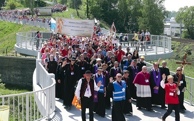 Pielgrzymi wkraczają  do Łagiewnik.
