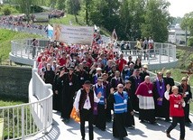 Pielgrzymi wkraczają  do Łagiewnik.