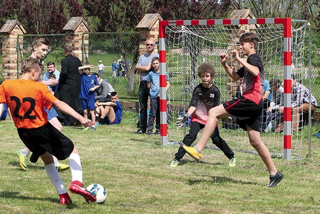 ▲	Ministranci podczas liturgii występują na Bożej arenie,  ale równie dobrze radzą sobie na arenach sportowych.