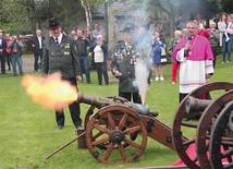 ▲	 Salwy honorowe z okazji uroczystości NMP Królowej Polski.