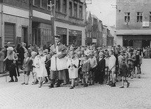 ▲	Pamiątka z procesji Bożego Ciała z 1957 roku. Anna Haller  idzie z laseczką obok dzieci.