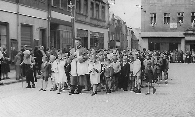 ▲	Pamiątka z procesji Bożego Ciała z 1957 roku. Anna Haller  idzie z laseczką obok dzieci.