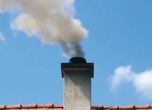 ▲	Wydobywający się z kominów dym drapie w gardło, szczypie w oczy, tworzy smog nad osiedlami domków jednorodzinnych.