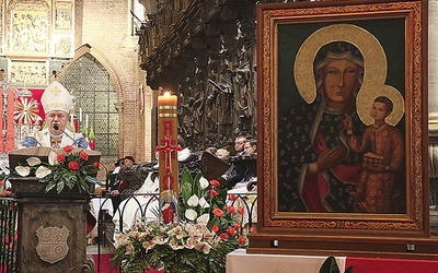 ▲	Metropolita wrocławski apelował o budowanie jedności w narodzie na wzór postawy Maryi wobec Boga.