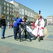 ▲	– Panie naczelniku! Proszę opowiedzieć, jak to z wywołaną przez pana insurekcją było! – zwracali się na Rynku Głównym realizatorzy produkcji do studenta Jakuba Dębskiego, grającego rolę Kościuszki.