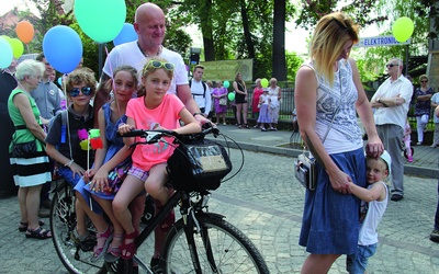 Marsz przeszedł  sprzed kościoła Podwyższenia Krzyża Świętego na rynek.