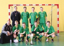 Drużyna z Zakrzewa z opiekunem ks. Kamilem Kowalskim zdobyła w tym roku także mistrzostwo diecezji.