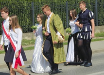 Młodzi i świadkowie w drodze do kościoła.