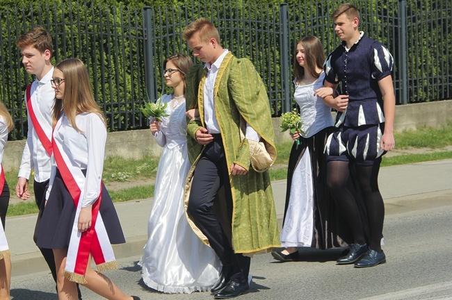 Młodzi i świadkowie w drodze do kościoła.