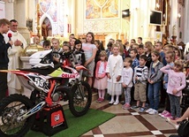 Podczas Mszy św. został poświęcony motocykl radomianina Wojciecha Kucharczyka, mistrza w motocrossie. Obok ks. Midura.