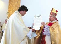 Bp Henryk Tomasik i ks. Wincenty Chodowicz z „Aktem konsekracji kościoła”.