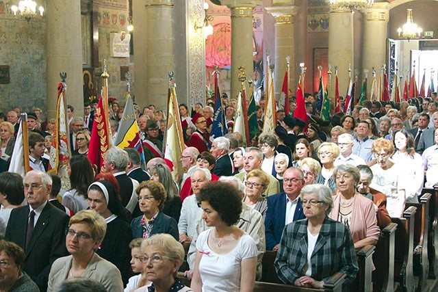  Las sztandarów na Mszy za ojczyznę. 