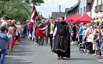 ▲	Na jarmarku nie brak rycerzy i oczywiście cystersów.