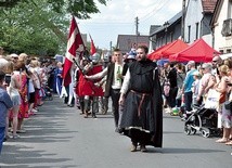 ▲	Na jarmarku nie brak rycerzy i oczywiście cystersów.