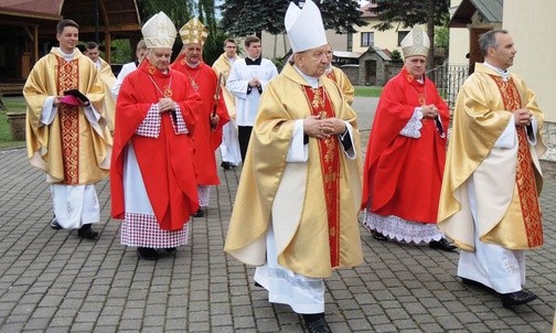Księża biskupi w procesji do bazyliki hałcnowskiej