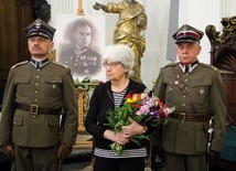 Zofia Abadie w otoczeniu członków Stowarzyszenia Historycznego im. 10 Pułku Piechoty. W tle portret Stanisława Rotstada