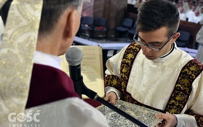 Po nałożeniu rąk diakoni założyli dalmatyki i biskup przekazał im symbolicznie księgę Ewangeliarza.