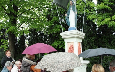 Niezależnie od pogody ludzie zbierają się na majowej modlitwie przy kapliczkach